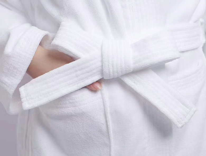 美女穿的是睡衣风格，还是浴袍服风格？女人味十足